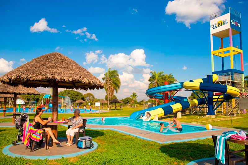 Un terreno con parque acuático y áreas sociales